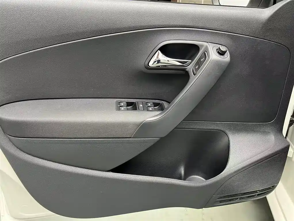 Volkswagen Polo 2014 1.6L Automatic Comfort Edition фото 5