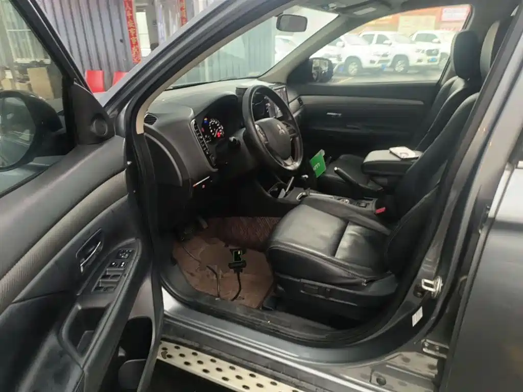 Mitsubishi Outlander (Import) 2014 2.4L 4WD Luxury Value Edition 7-seater фото 16