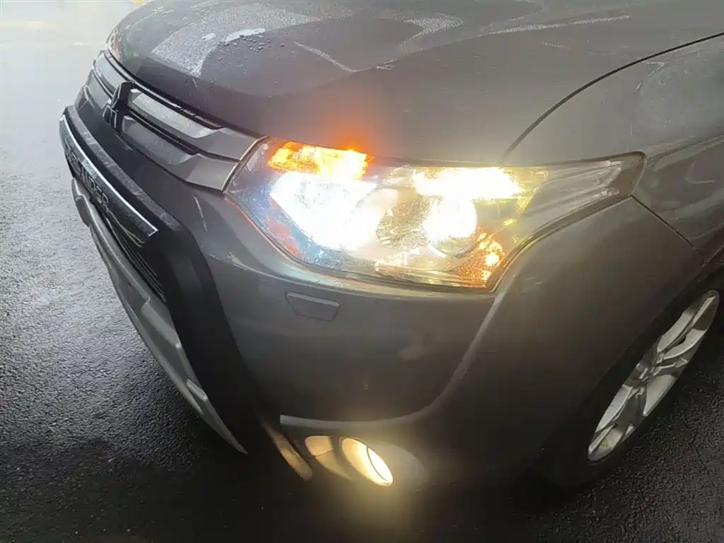 Mitsubishi Outlander (Import) 2014 2.4L 4WD Luxury Value Edition 7-seater фото 24