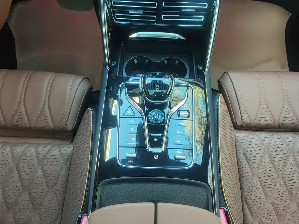 BYD Tang New Energy 2021 DM-i 112KM Honor фото 7