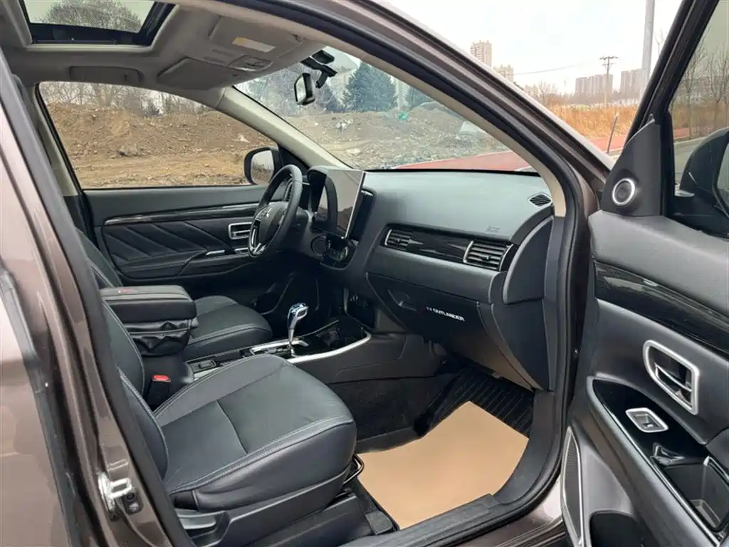 Mitsubishi Outlander 2020 2.0L 2WD Premium 5-seater фото 2