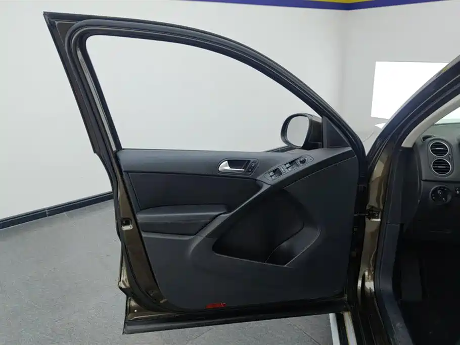 Volkswagen Tiguan 2015 1.8TSI Automatic 2WD Trendline фото 7