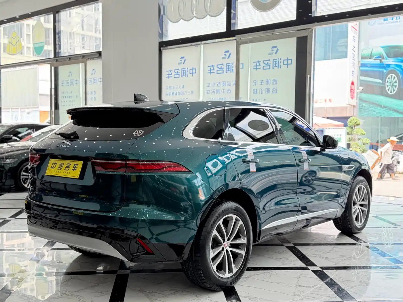 Jaguar F-PACE 2021 250PS фото 14