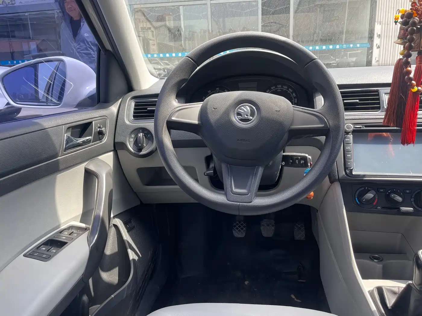 Škoda Rapid 2015 1.6L Manual Smart Selection фото 11