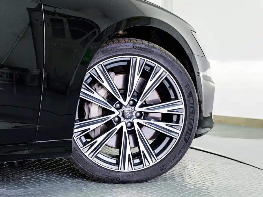 Фото 6 - Audi A6L