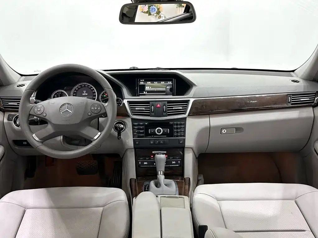 Фото 11 - Mercedes-Benz E-Class