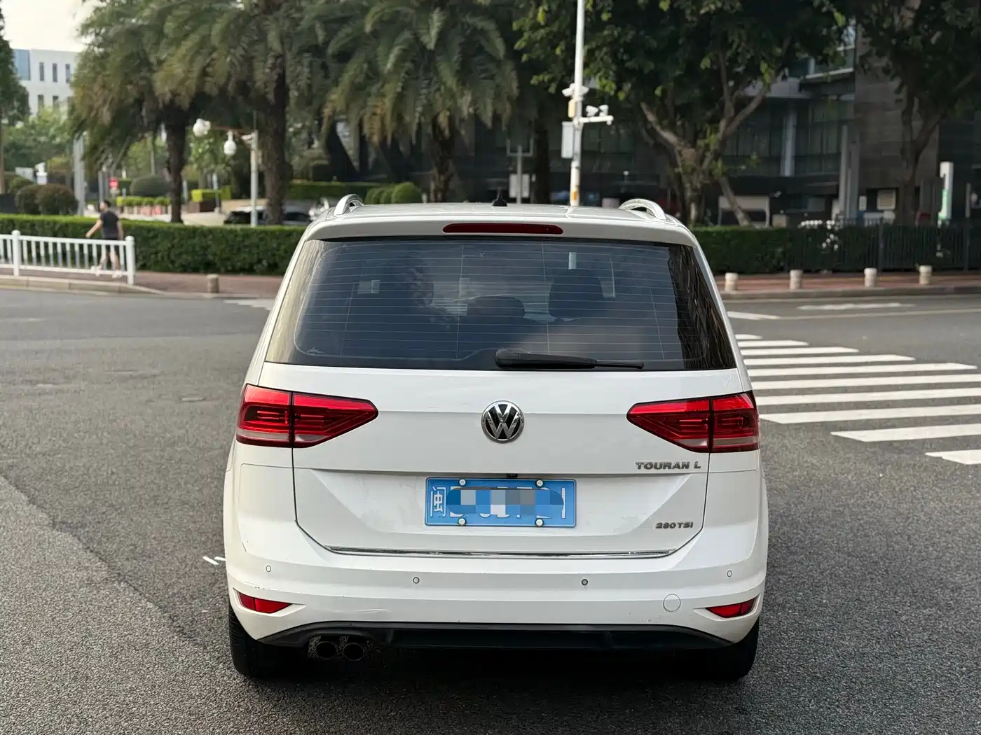 Volkswagen Touran 2016 Touran L 280TSI DSG Luxury фото 8