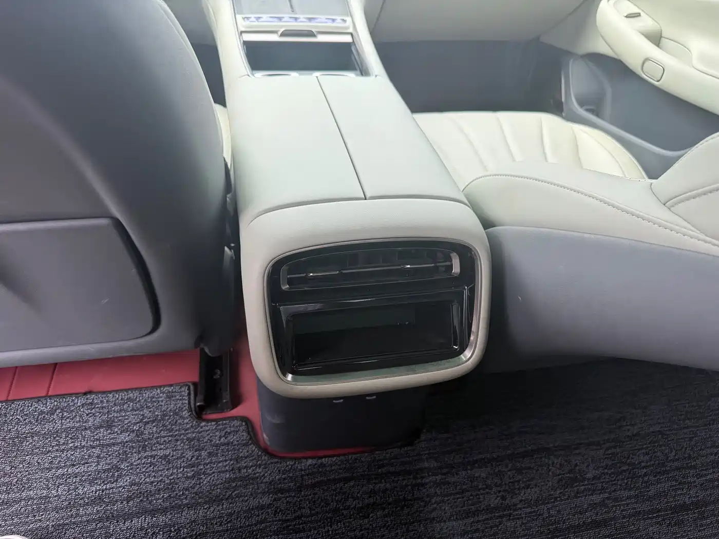 Exeed Exlantix ES 2025 Pure Electric International Edition 70kWh фото 10