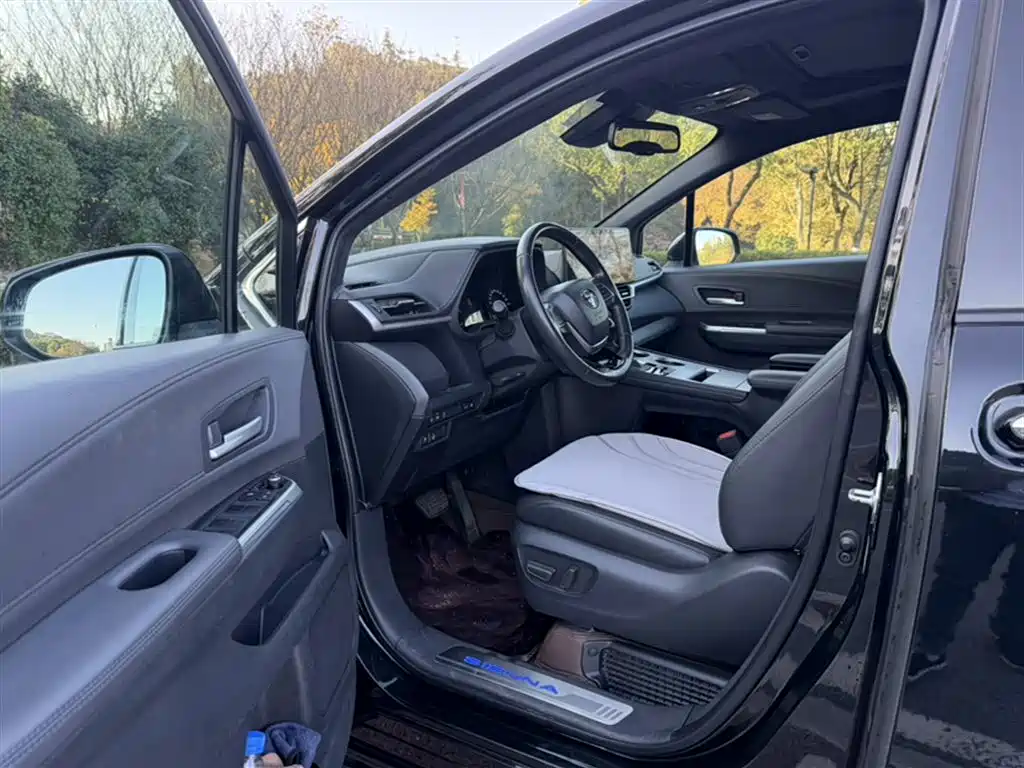 Toyota Sienna 2021 2.5L Hybrid Premium Edition фото 14