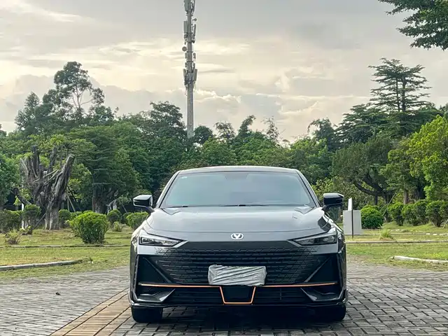 Changan UNI-V 2022 1.5T Sport Edition — фото 2