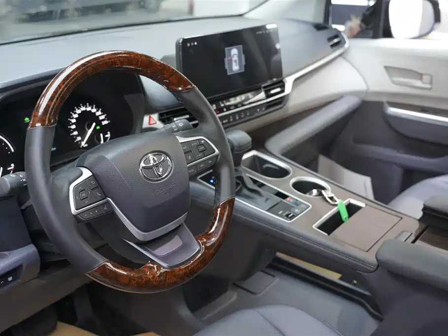 Toyota Sienna 2023 2.5L Hybrid Comfort Edition фото 16