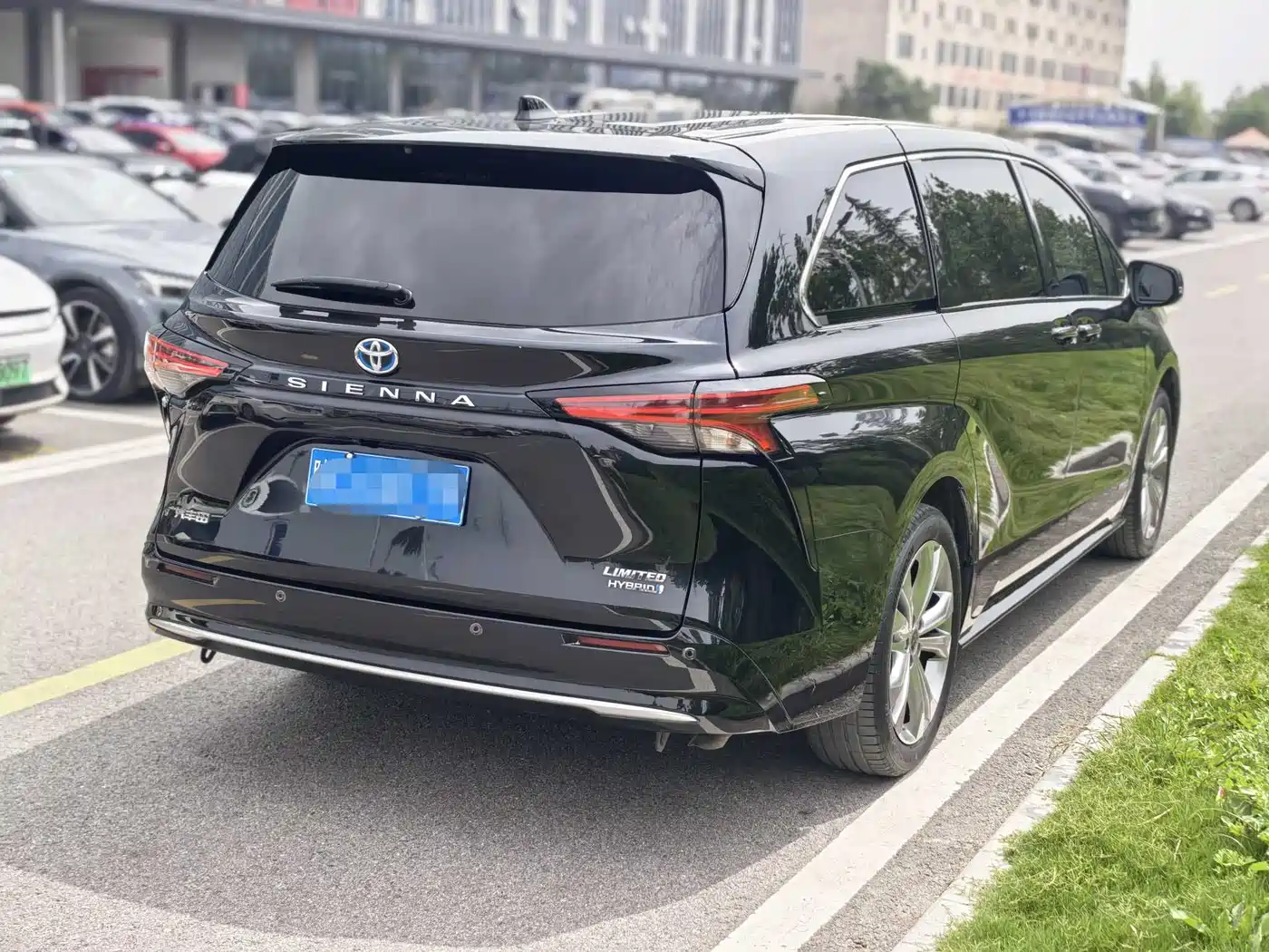 Toyota Sienna 2023 2.5L Hybrid Premium Edition фото 17
