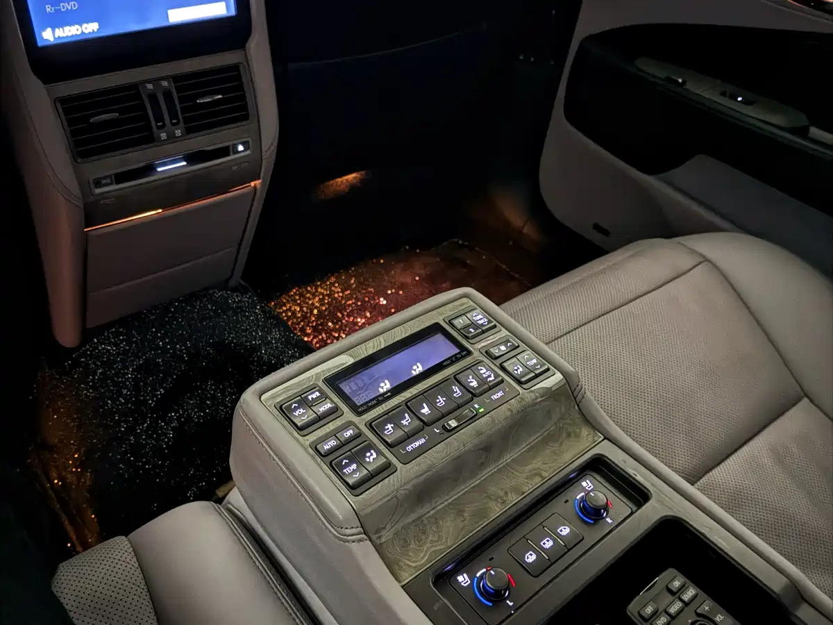 Lexus LS 2013 600hL фото 23