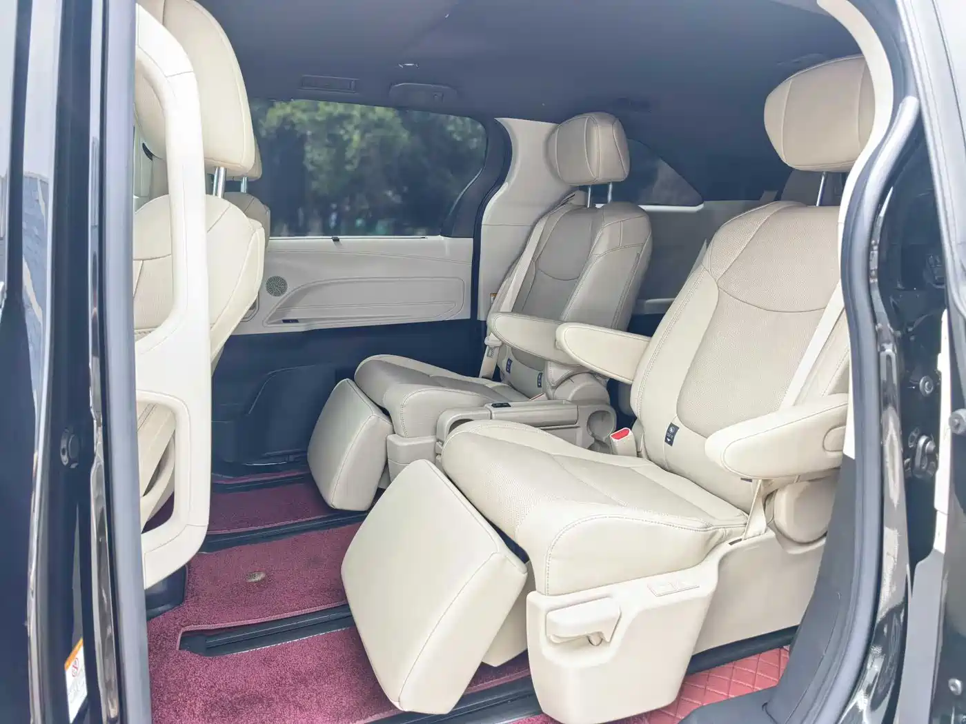 Toyota Sienna 2023 2.5L Hybrid Premium Edition фото 6