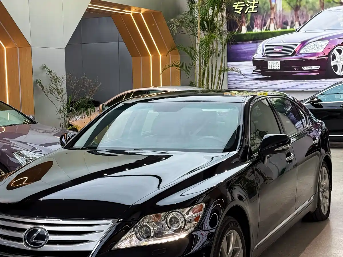 Lexus LS 2013 600hL фото 7