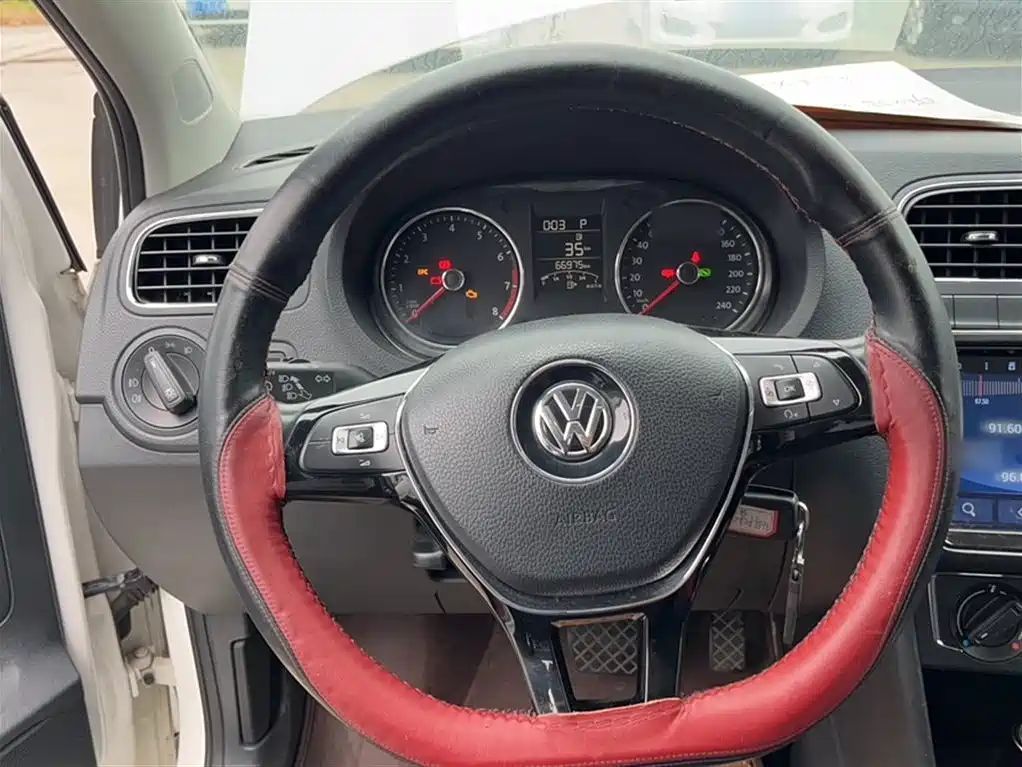 Volkswagen Polo 2016 1.6L Automatic Comfort фото 14