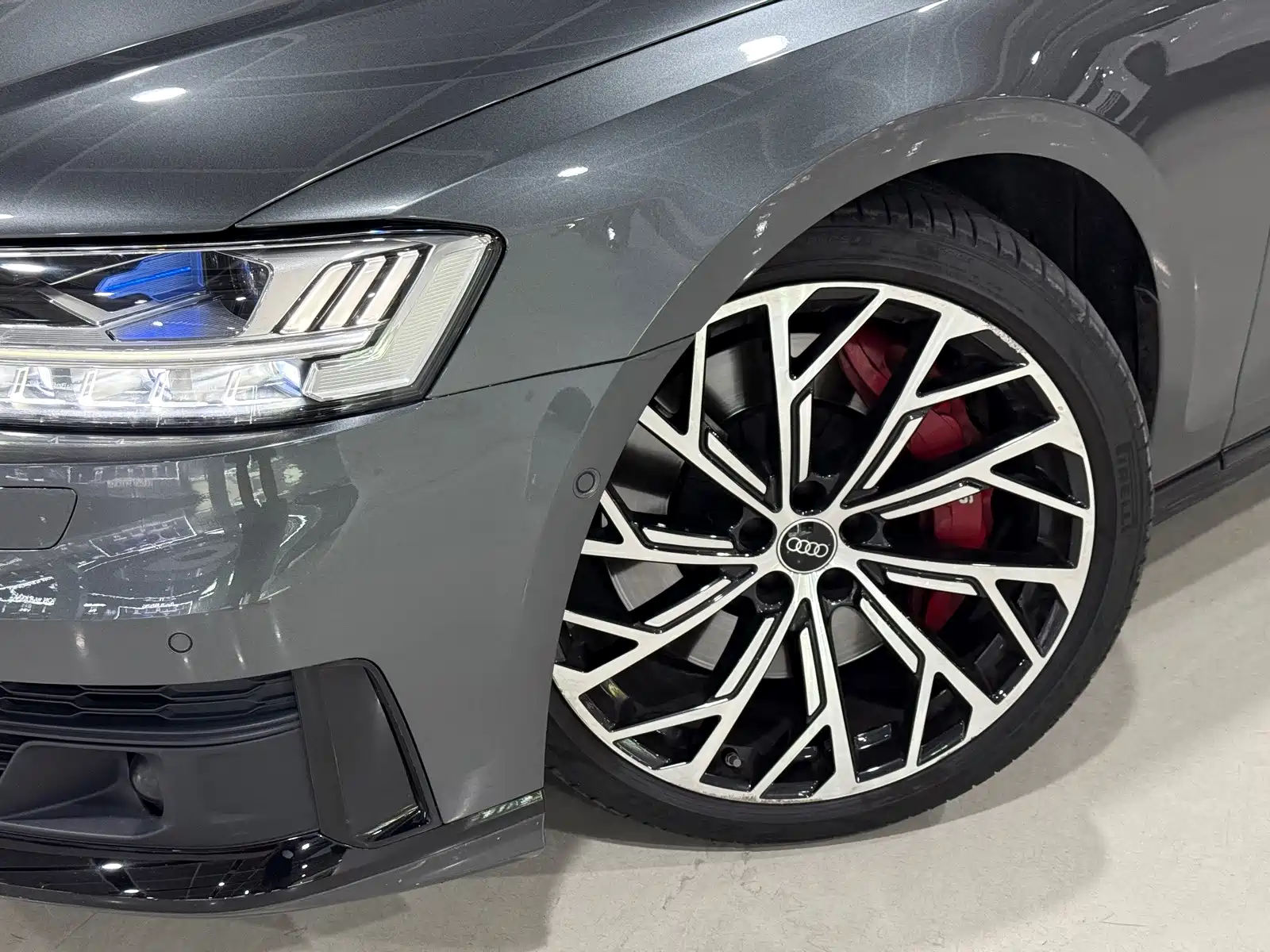 Фото 15 - Audi S8