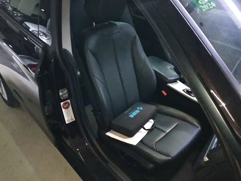 BMW 3 Series GT 2013 Model 320i Leading фото 25