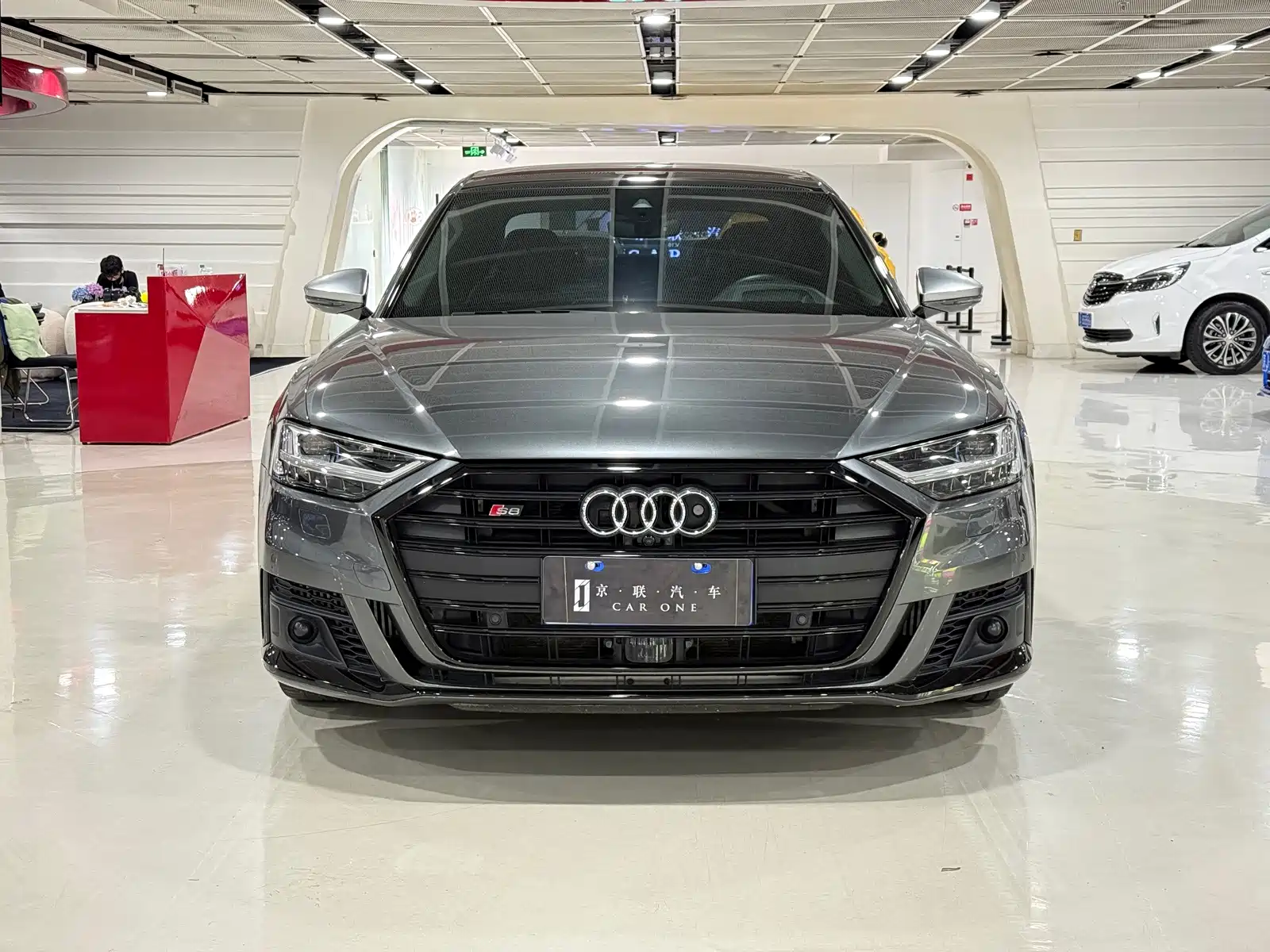 Фото 3 - Audi S8