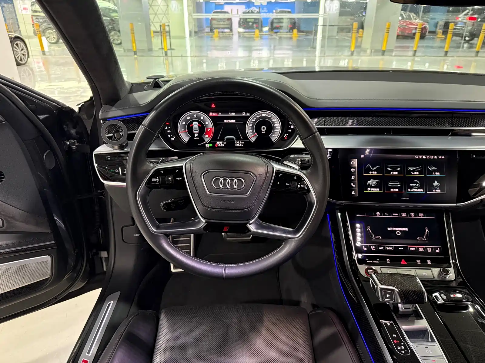 Фото 16 - Audi S8
