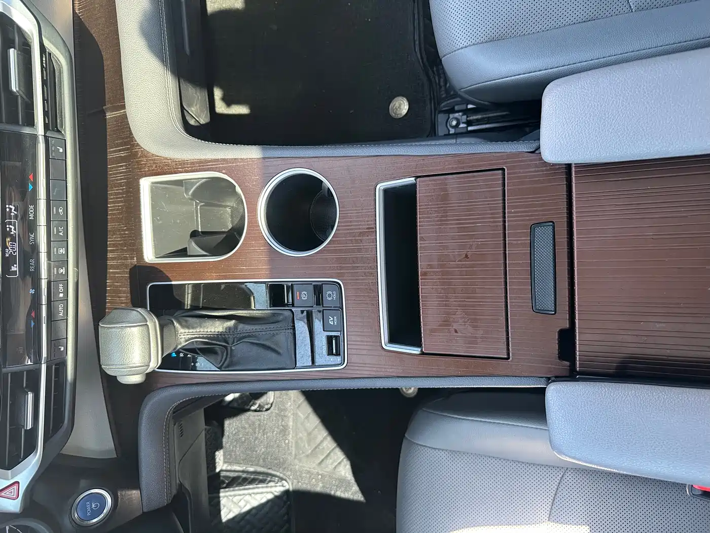 Toyota Sienna 2023 2.5L Hybrid Luxury Edition фото 8