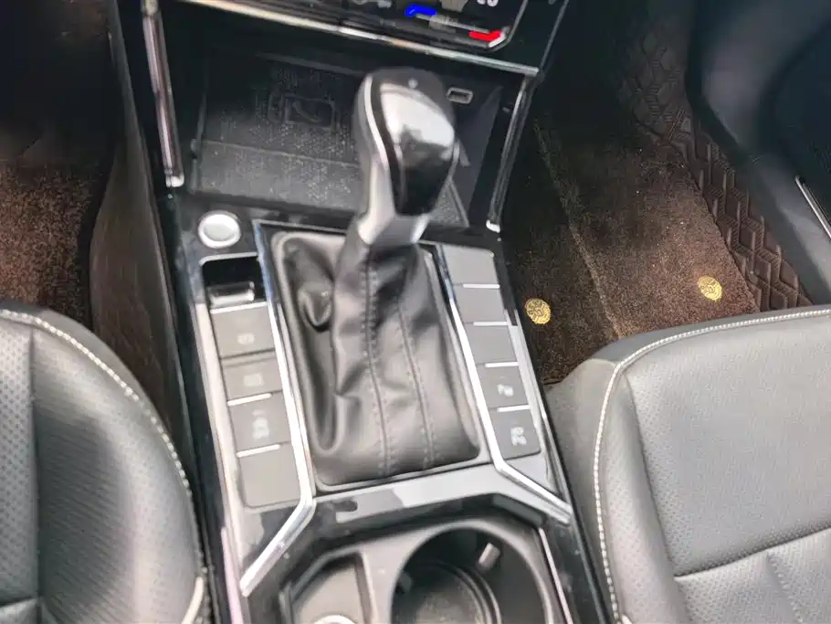 Volkswagen Passat 2024 380TSI Starlight Dragon Glory Edition фото 16