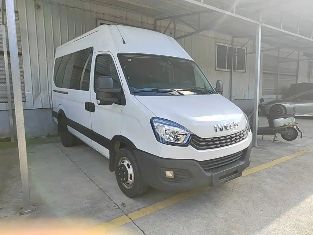 Iveco Daily 2022 2021 2.0T Manual Chaorui Long Wheelbase Short Overhang High Roof Manual Door F1A