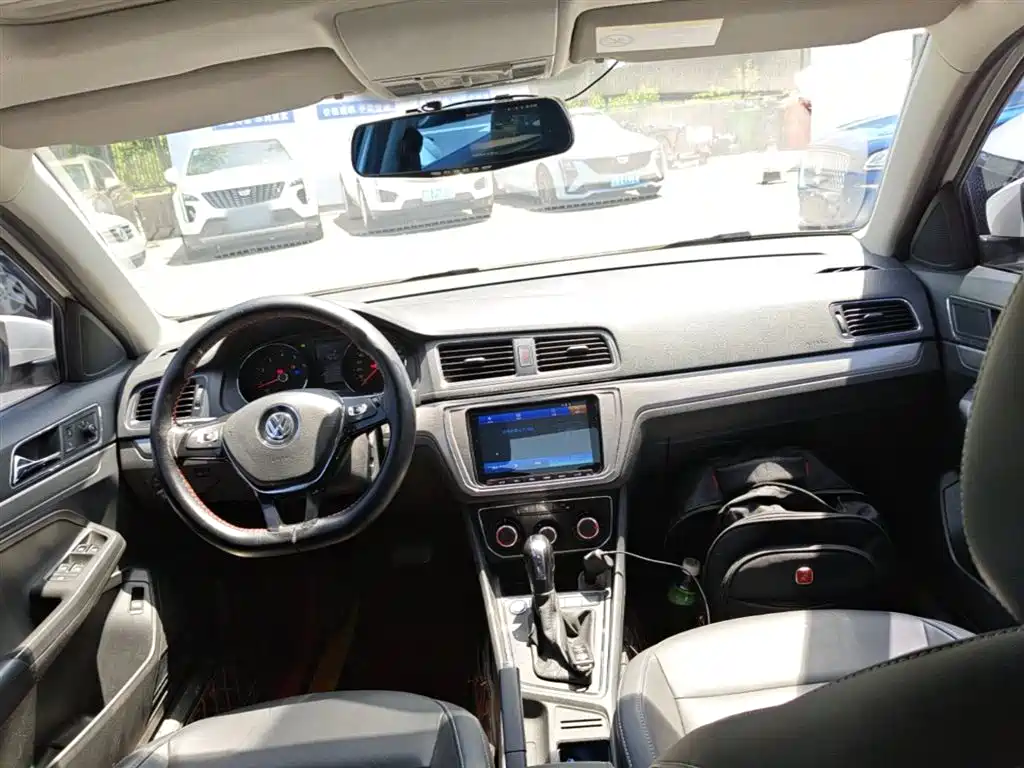 Volkswagen Lavida 2017 1.6L Automatic Comfort Edition фото 10