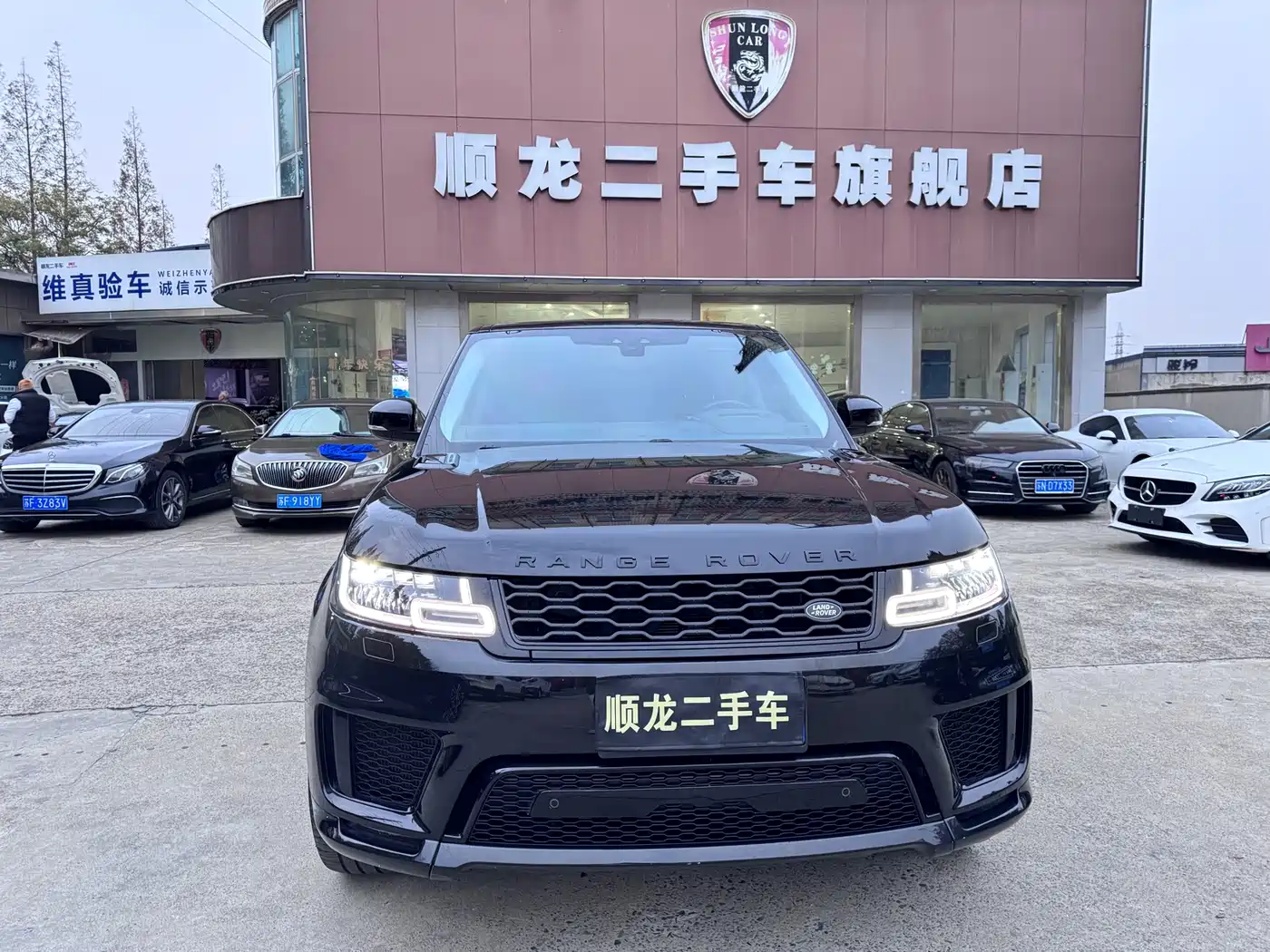 Land Rover Range Rover Sport 2022 3.0 L6 Gloss Black Edition фото 2