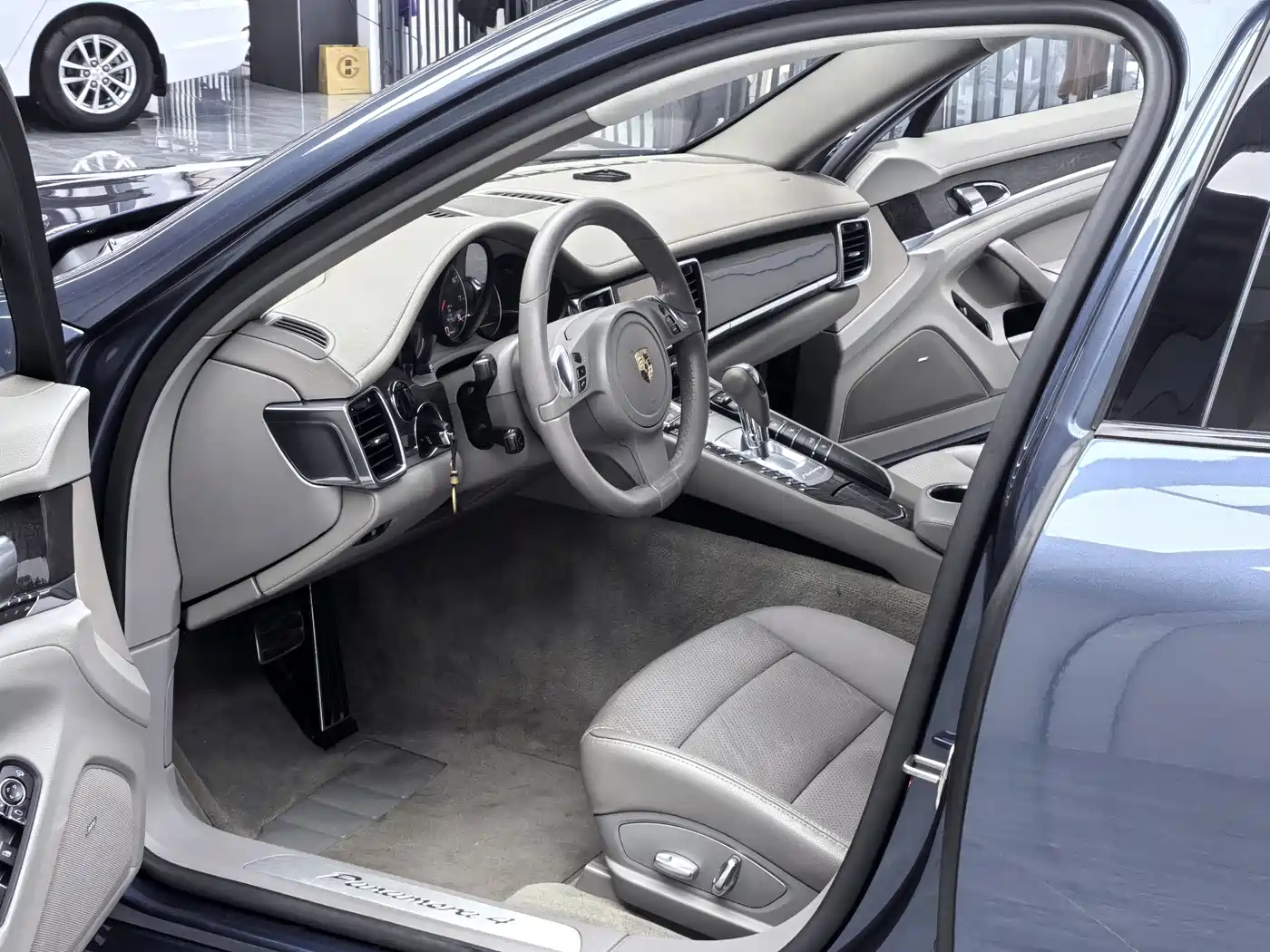 Porsche Panamera 2013 Panamera 4 Platinum Edition 3.6L фото 9
