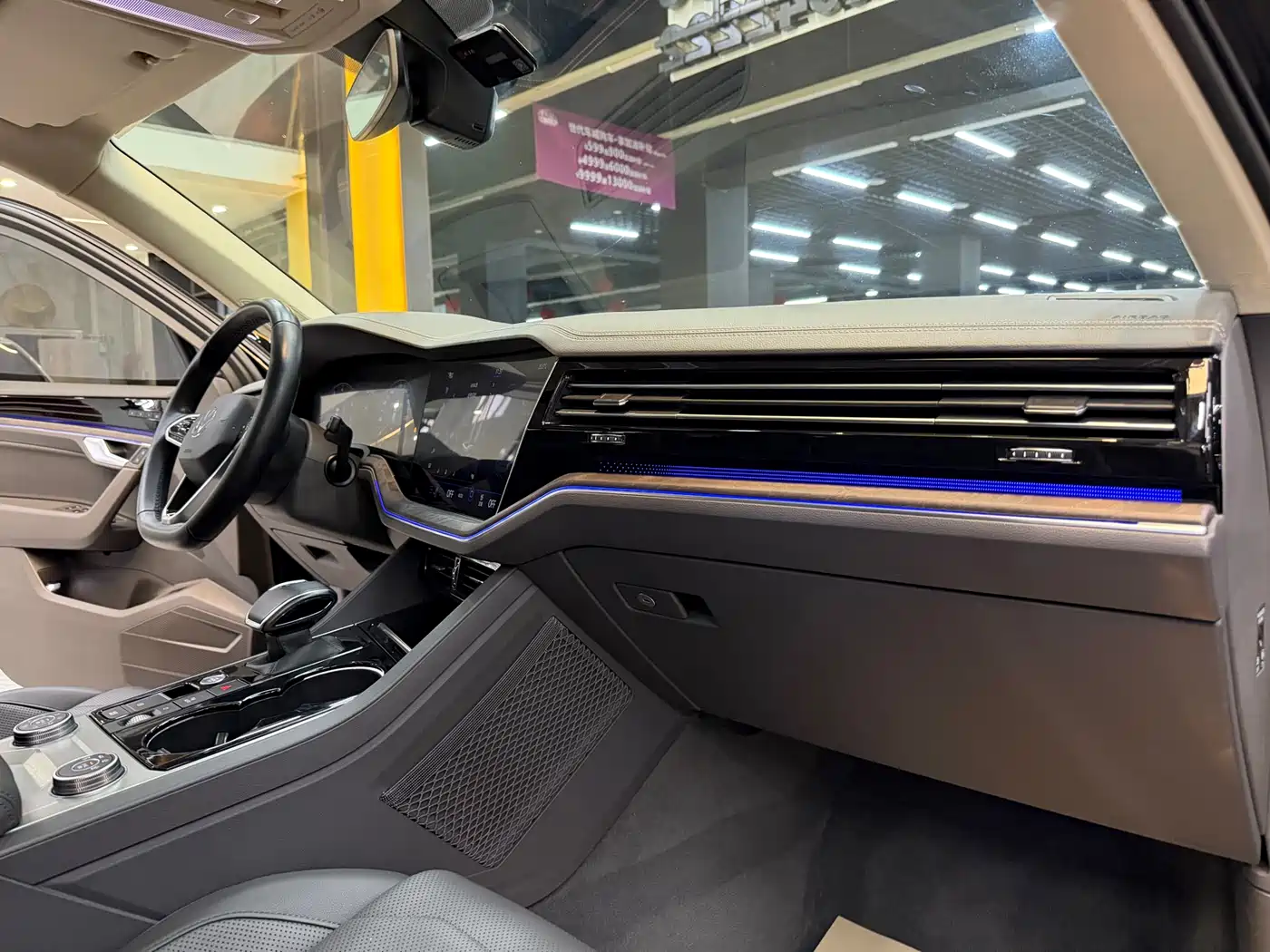 Volkswagen Touareg 2021 3.0TSI Sharp Edition with Gloss Black Sports Package фото 23
