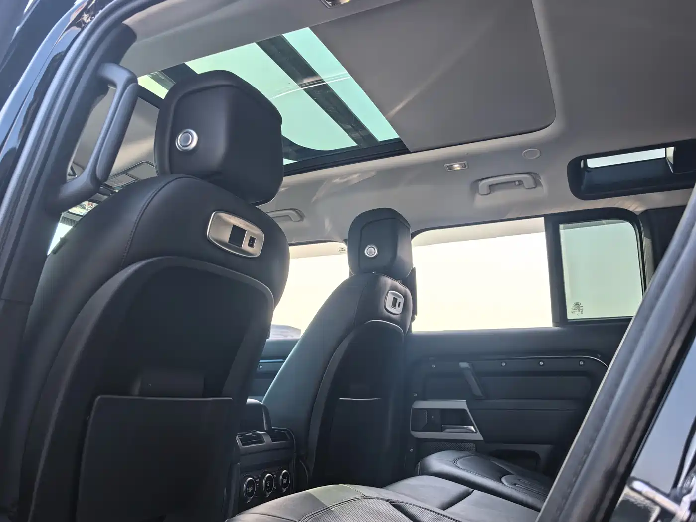 Land Rover Defender 2020 Model 110 P400 HSE фото 6
