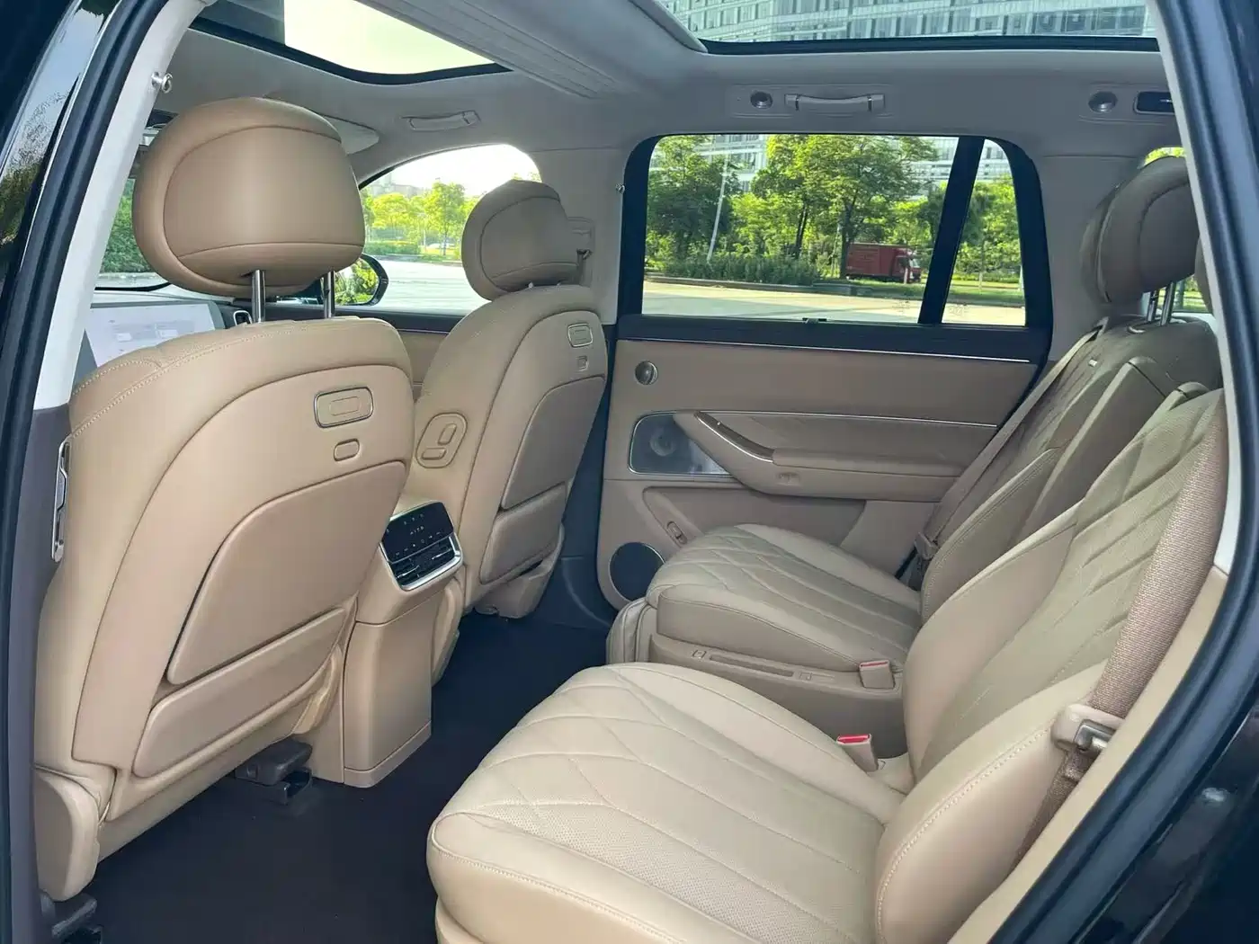 AITO Wenjie AITO M8 2025 Extended Range Ultra 53.4kWh 6-Seater фото 6