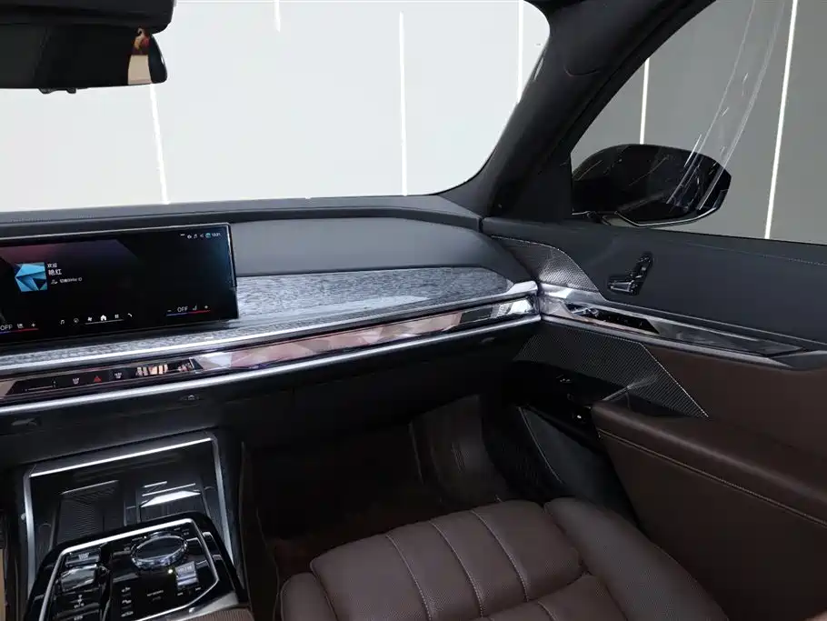 BMW 7 Series 2023 740Li Exclusive M Sport Package фото 28