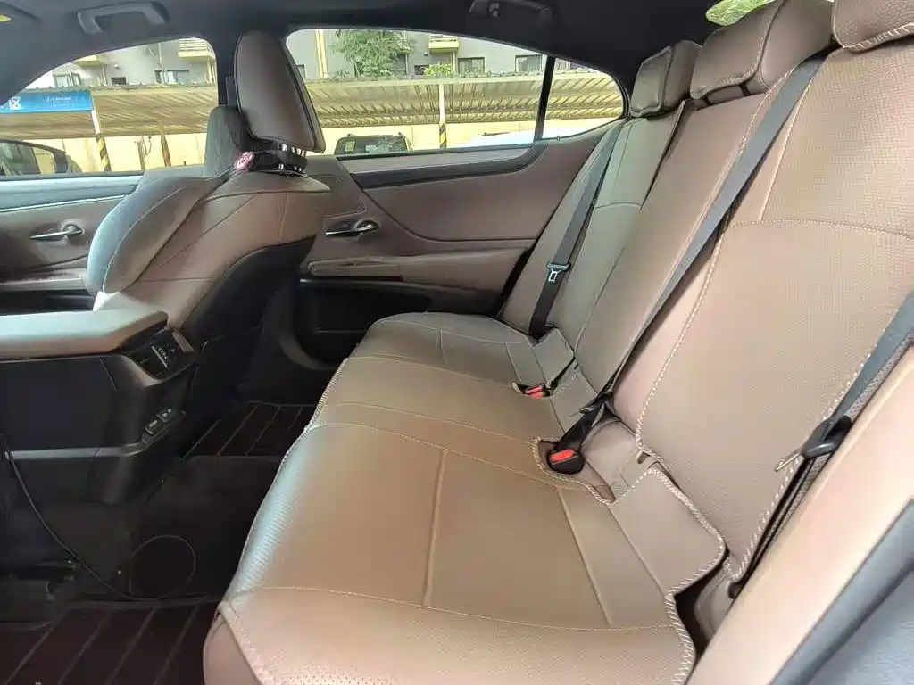 Lexus ES 2026 2025 200 Ultimate Edition