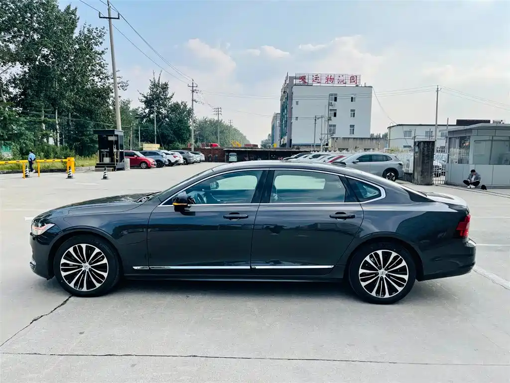 Volvo S90 2024 2024 B5 Momentum Luxury Edition