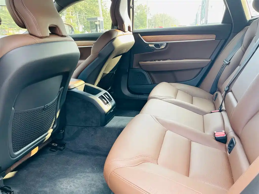Volvo S90 2024 2024 B5 Momentum Luxury Edition