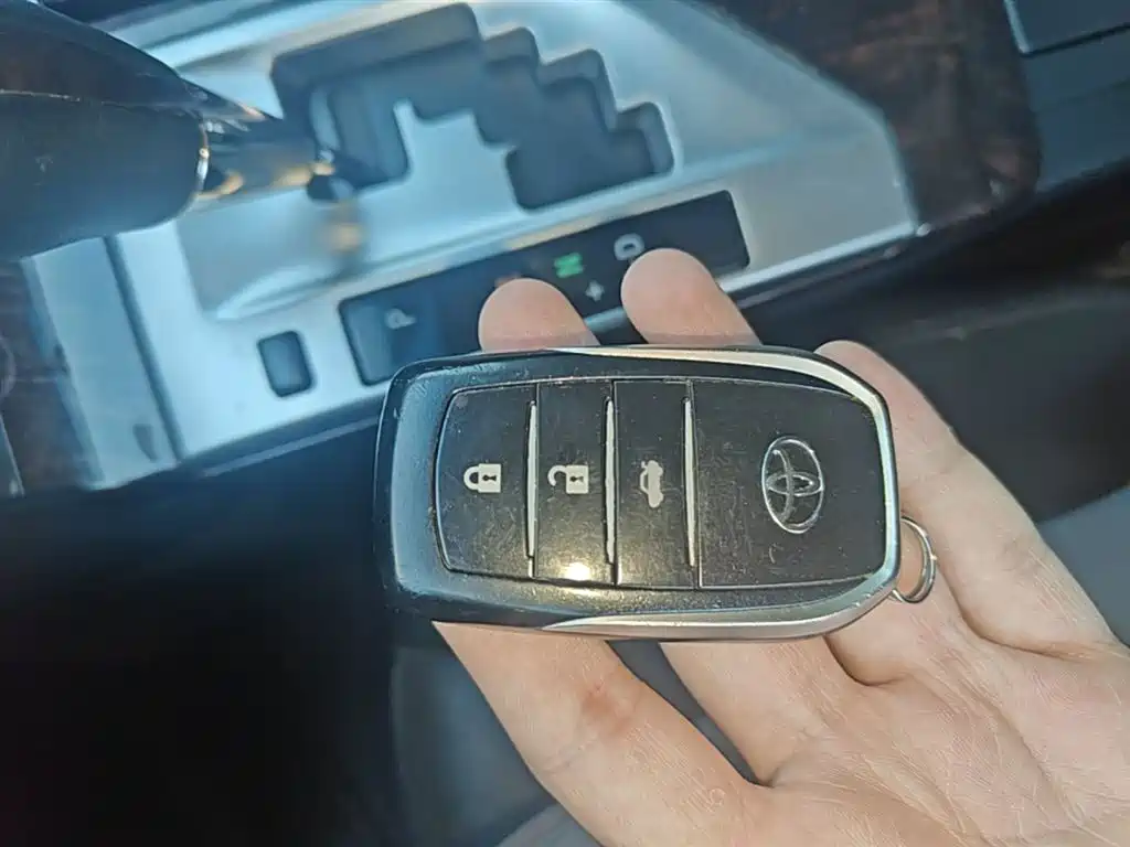 Toyota Camry 2015 2.5G Luxury Navigation Edition фото 9
