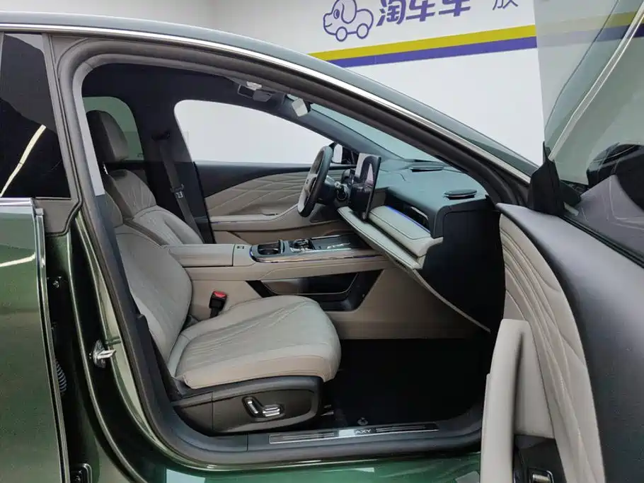 Geely Galaxy Galaxy Xingyao 8 2025 2025 Model 130km EM-i Flagship Edition