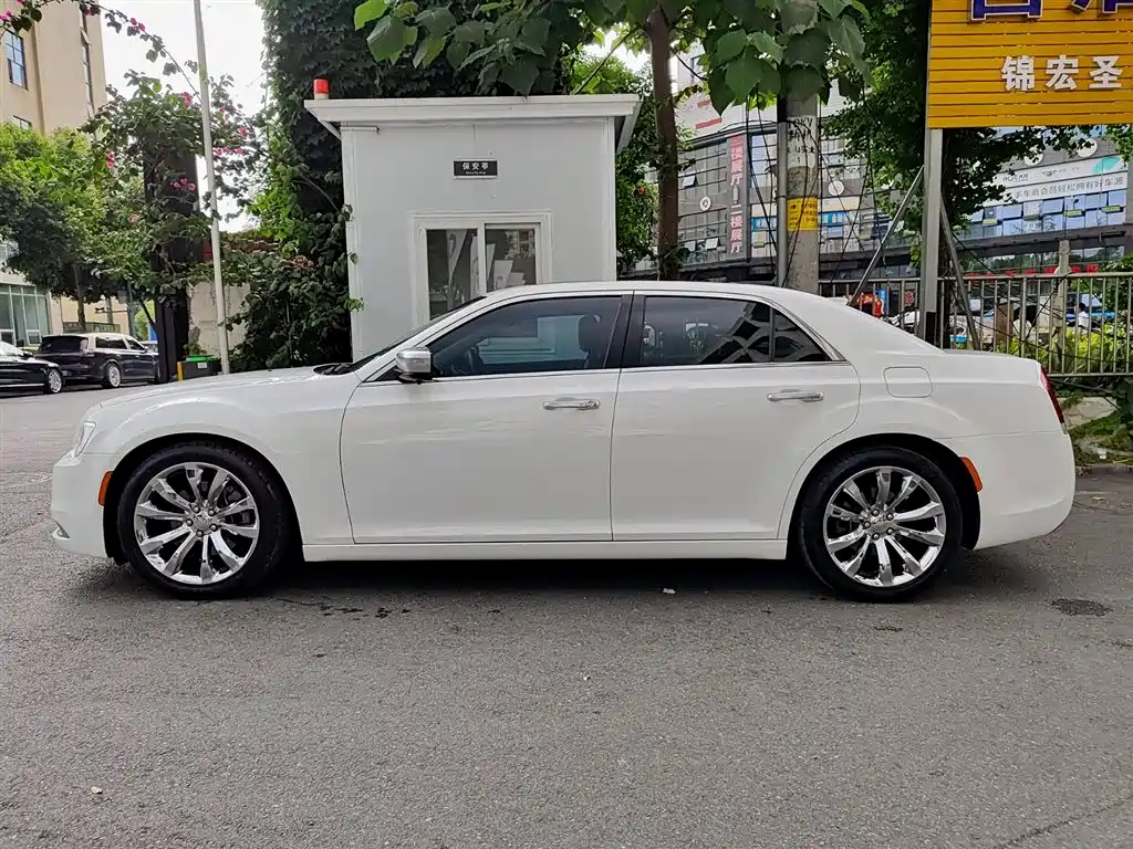 Chrysler 300C (Import) 2016 3.0L Beyond Edition фото 3