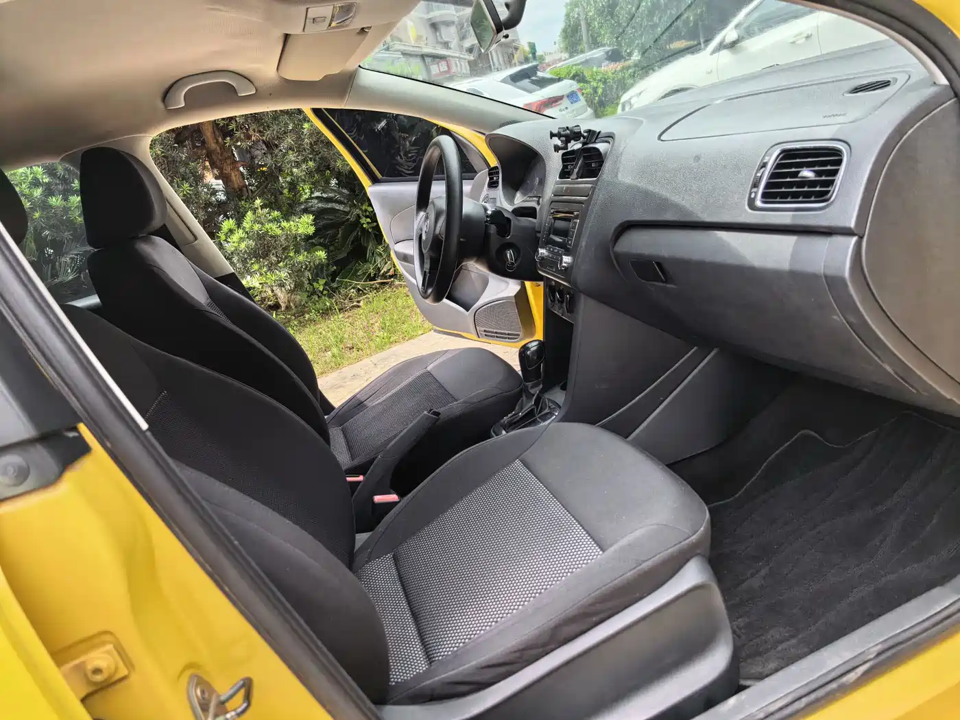 Volkswagen Polo 2011 1.4L Automatic Style Edition фото 10