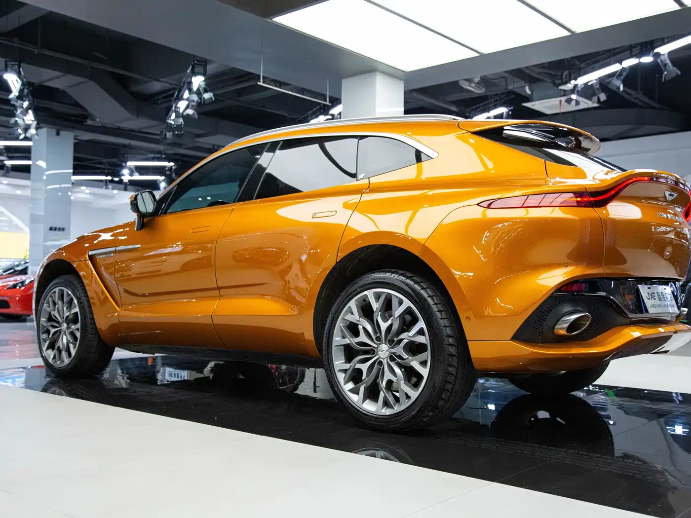 ASTON MARTIN DBX