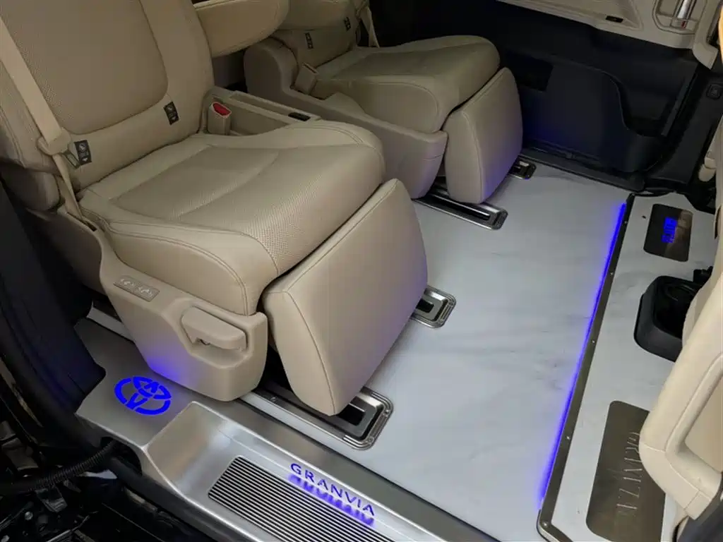 Toyota Granvia 2022 2.5L Hybrid Noble Edition фото 26