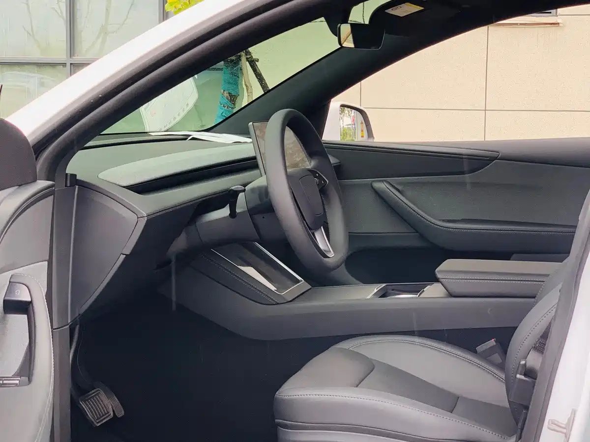 Tesla Model Y 2026 2025 Rear-Wheel Drive