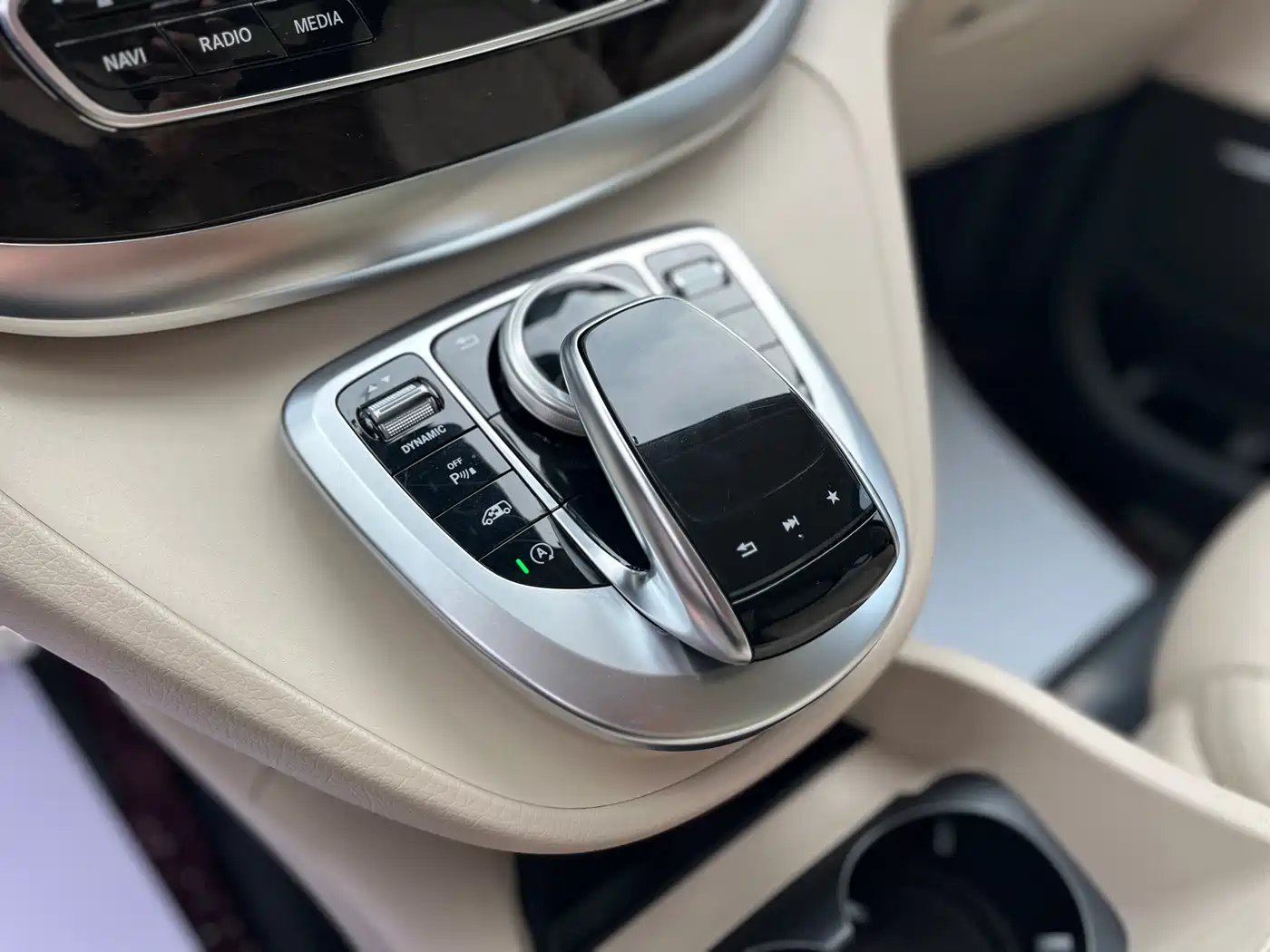 Mercedes-Benz V-Class 2018 V 260 L Premium Long Wheelbase Edition China VI фото 10