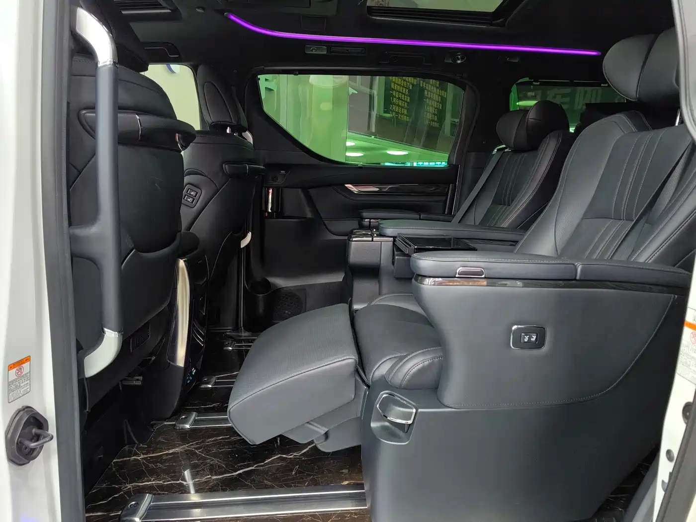 Lexus LM 2020 300h Seven-Seater Elegance Edition фото 14