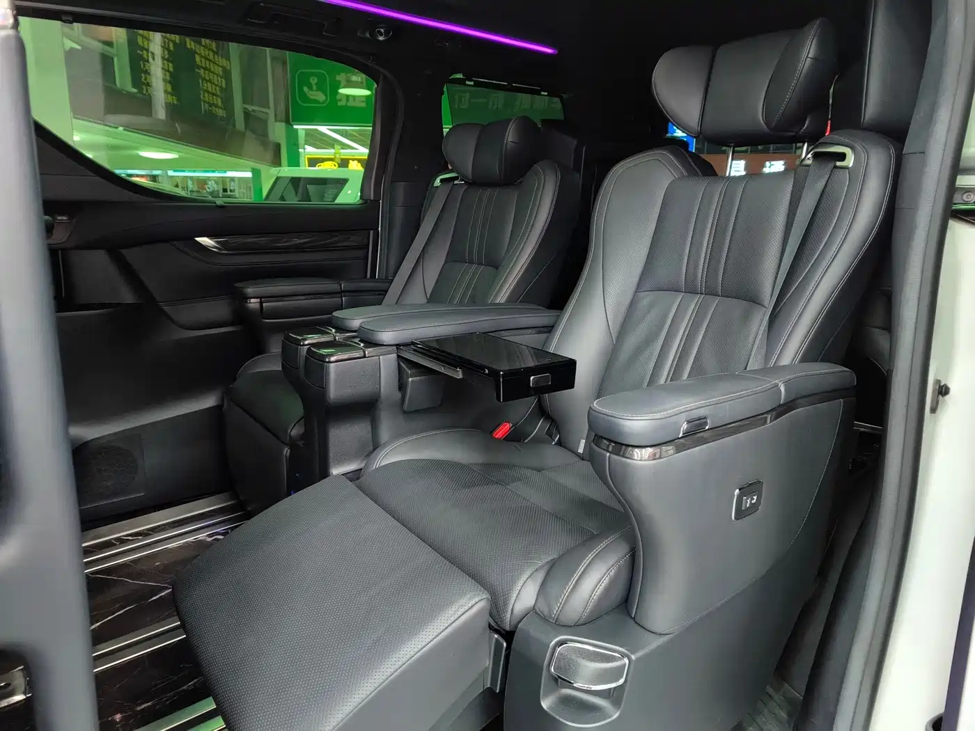 Lexus LM 2020 300h Seven-Seater Elegance Edition фото 18