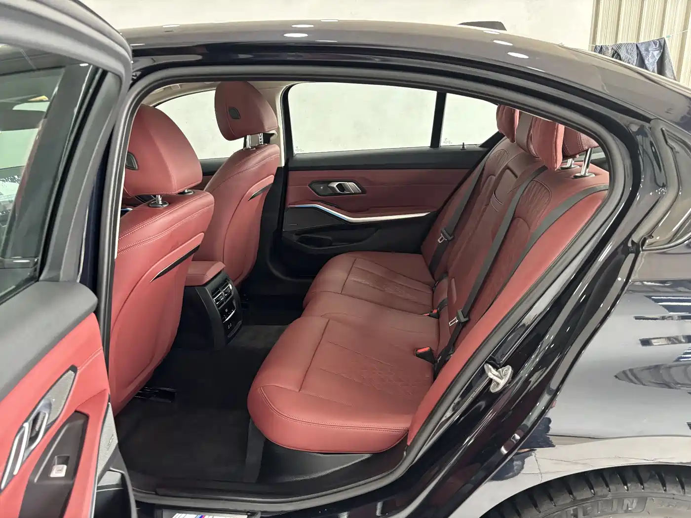 BMW 3 Series 2025 330Li M Sport Night Edition фото 22