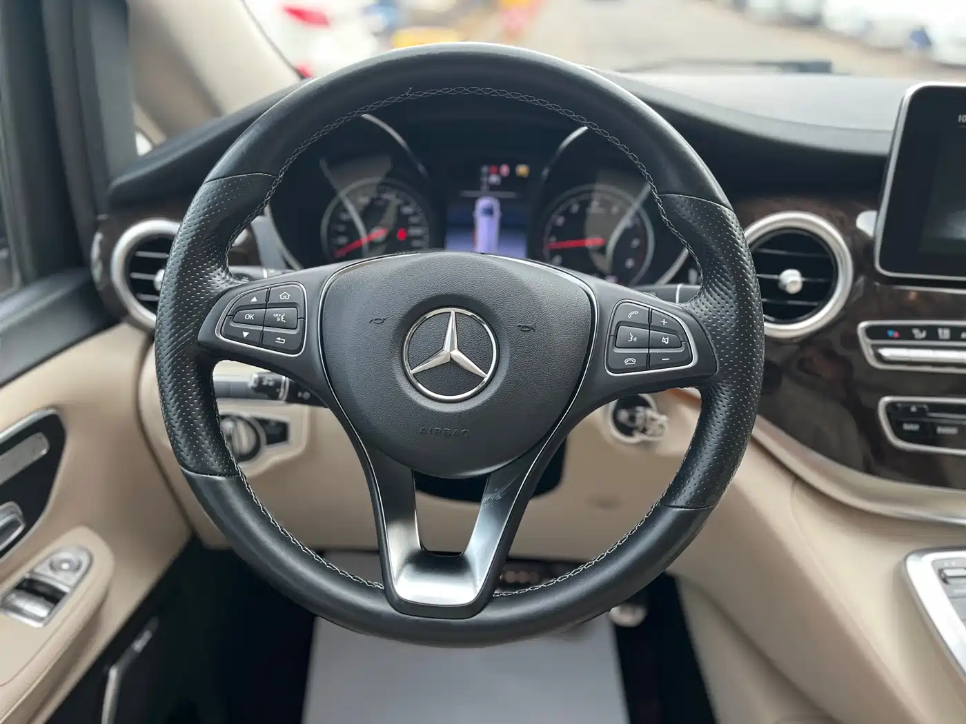 Mercedes-Benz V-Class 2018 V 260 L Premium Long Wheelbase Edition China VI фото 18