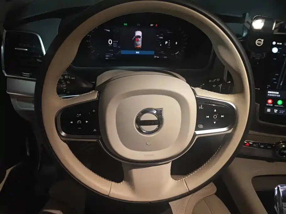 Фото 15 - Volvo XC90